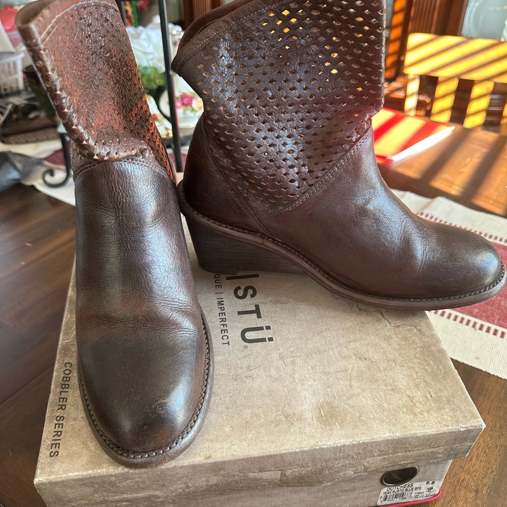 Bed Stu Dutchess size 9.5.   Fits like 8.5 to 9.